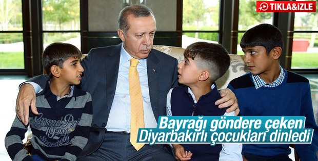 Erdoğan Türk bayrağını göndere çeken çocuklarla buluştu