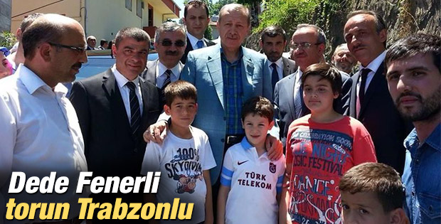Rize'de bulunan Başbakan Erdoğan torunuyla poz verdi