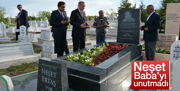 Erdoğan Neşet Ertaş’ın mezarını ziyaret etti