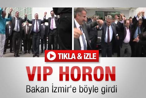 Bakan İzmir'e horon teperek girdi