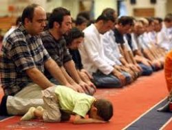 Ickiliyken Namaz Kilinirmis