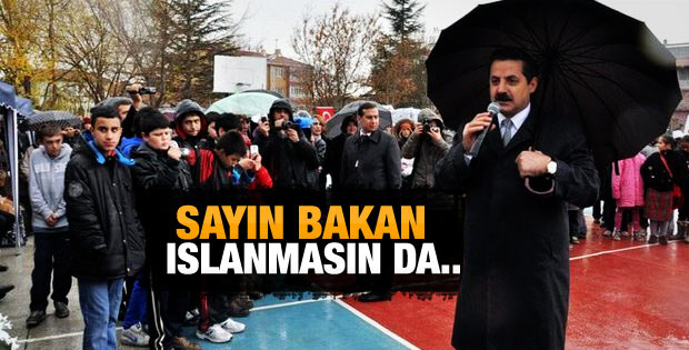 Faruk Çelik şemsiye altındayken öğrenciler ıslandı