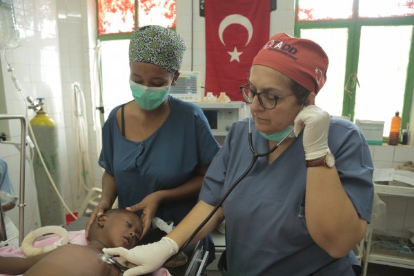 Türk doktorlar Afrikalı hastaların umudu oluyor