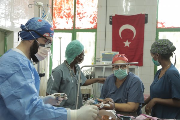 Türk doktorlar Afrikalı hastaların umudu oluyor