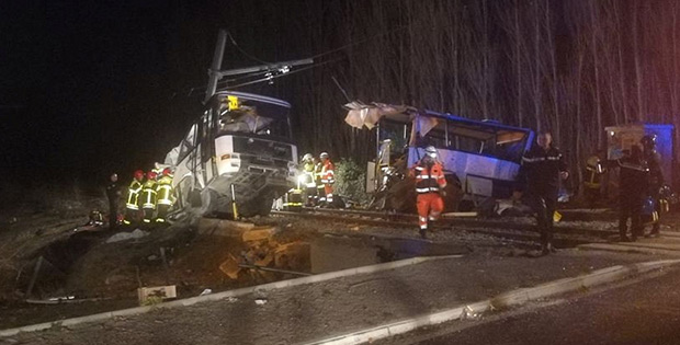 Fransa'da tren ve otobüs çarpıştı: 4 ölü