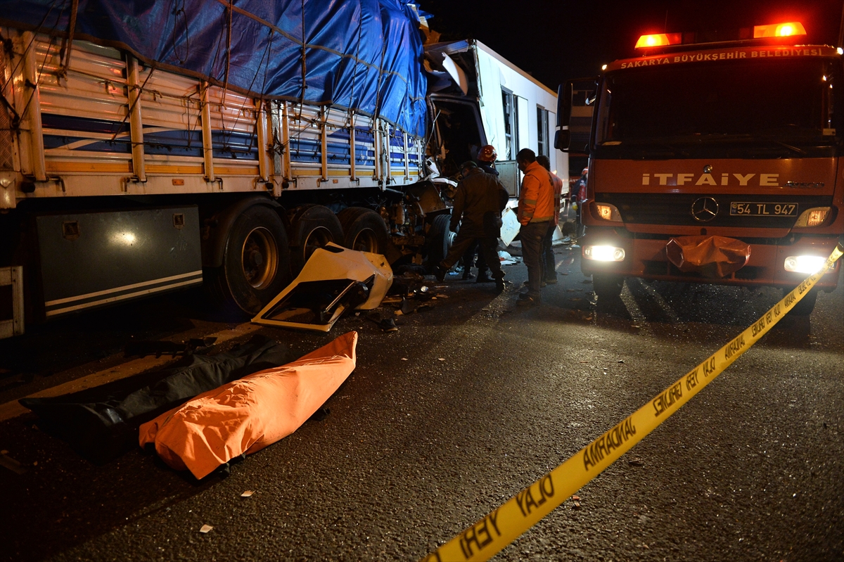 Sakarya'da trafik kazası: 2 ölü