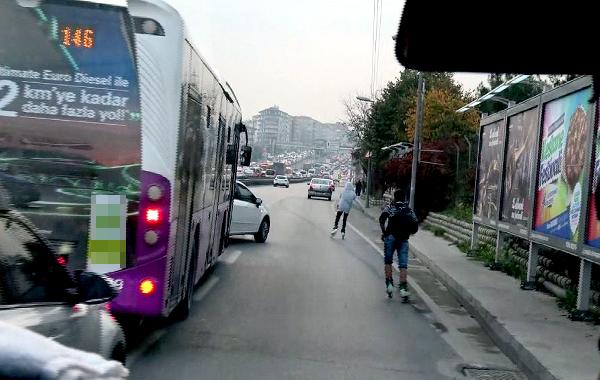 Patenli gençlerin otobüs arkasındaki tehlikeli yolcuğu
