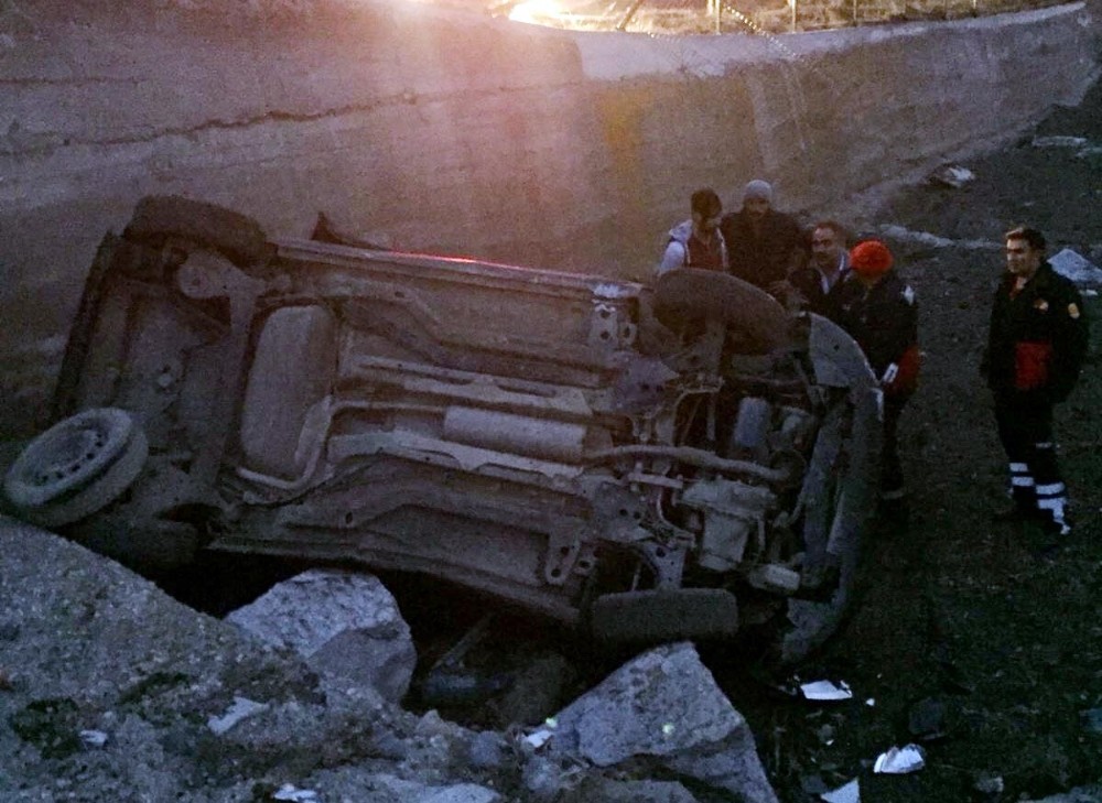 Çorum'da otomobil çaya uçtu: 2 yaralı