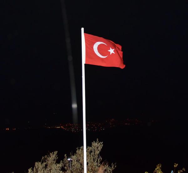 Eşinden kalan emekli maaşıyla 2 bayrak direği diktirdi