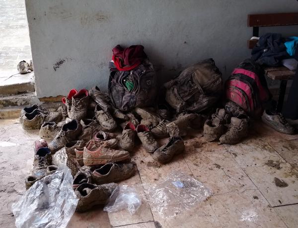 Sınırı geçerken çamura batan Suriyelilere kıyafet yardımı
