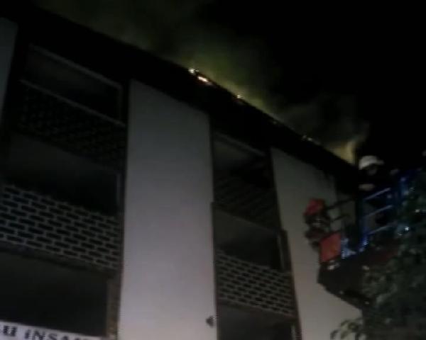 Bağcılar'da boş binanın çatısı yandı