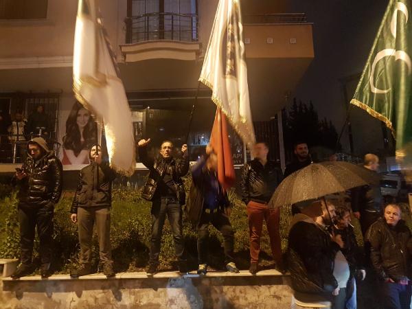 Beyaz TV önünde Rasim Ozan Kütahyalı protestosu