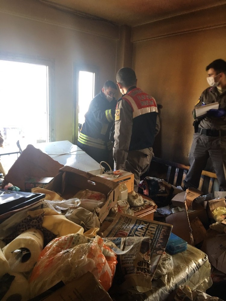 Emekli öğretmen evinde çıkan yangında hayatını kaybetti