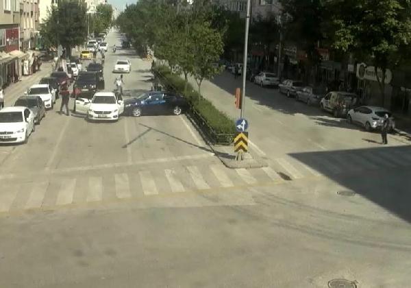 Otomobilin kadın ve çocuğa çarptığı kaza anı kamerada
