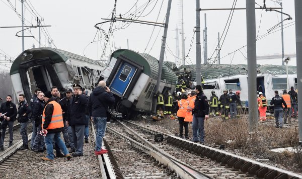 Milano'da tren raydan çıktı: 2 ölü
