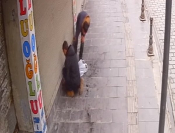 Gaziantep'te bir iş yerinde yapılan hırsızlık anı kamerada