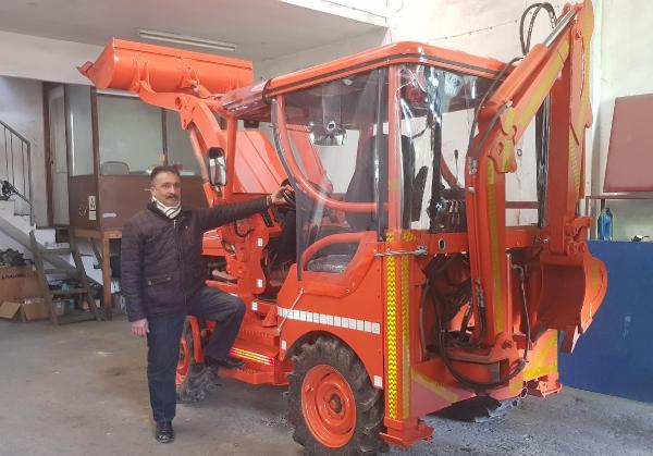 42 yıllık usta ekskavatör yaptı