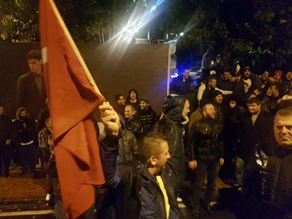 Beyaz TV önünde Rasim Ozan Kütahyalı protestosu