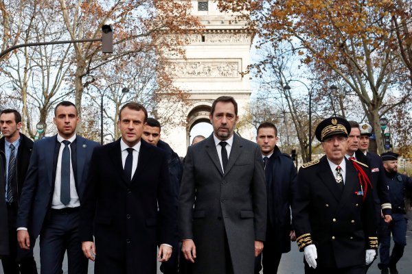 Macron Paris'te protestoların gerçekleştiği yere gitti