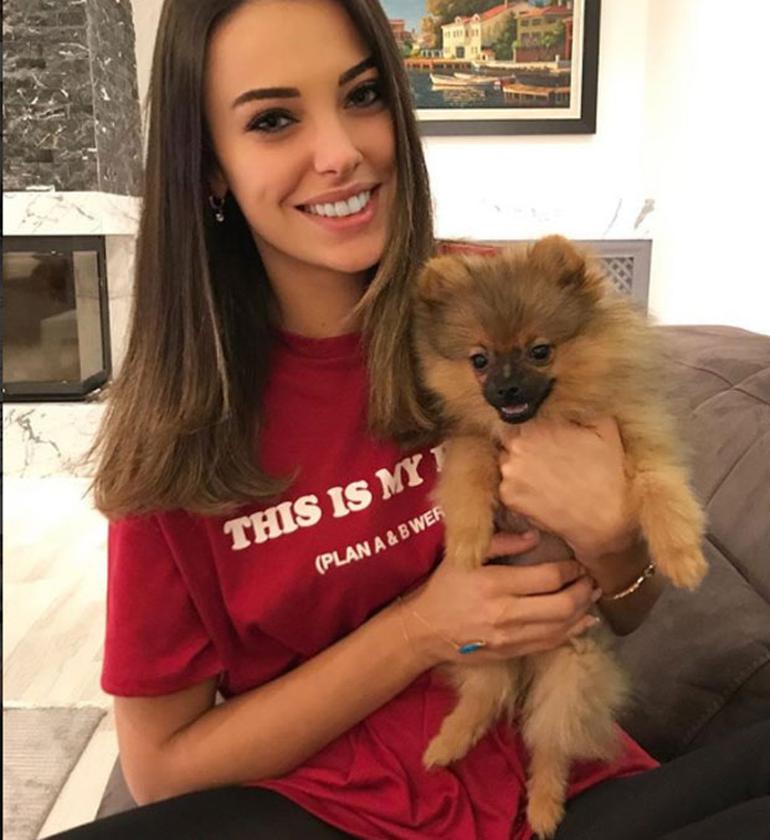 Ünlü şarkıcının kızı köpeğiyle gittiği mekandan Ünlü şarkıcının kızı köpeğiyle gittiği mekandan