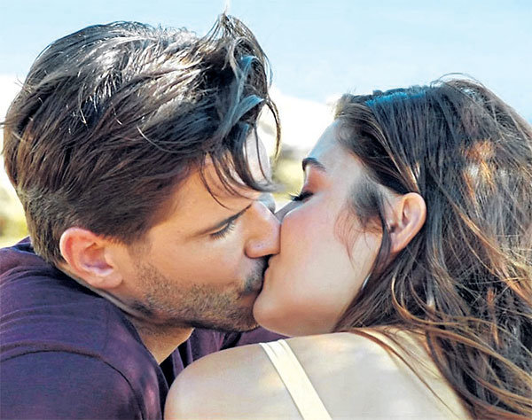 Almeda Abazi'den Siyah İnci setine baskın