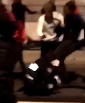 Female police officer was beaten by crowd in Paris