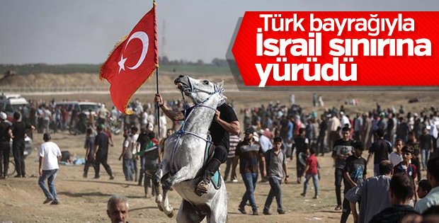 Filistinli genç İsrail'i Türk bayrağıyla protesto etti