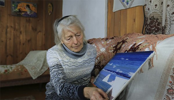 Baykal Gölü'nü patenle geçen 76 yaşındaki nine