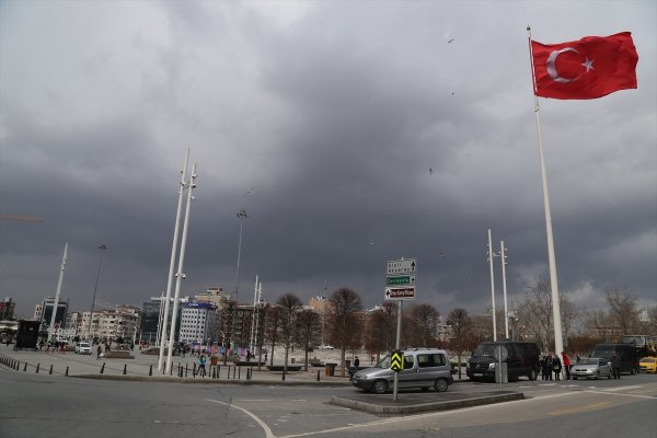 AKM önündeki büyük Türk bayrağı değiştirildi