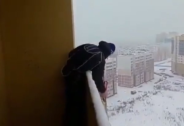 Evinin balkonundan paraşütle atlayan çılgın Rus