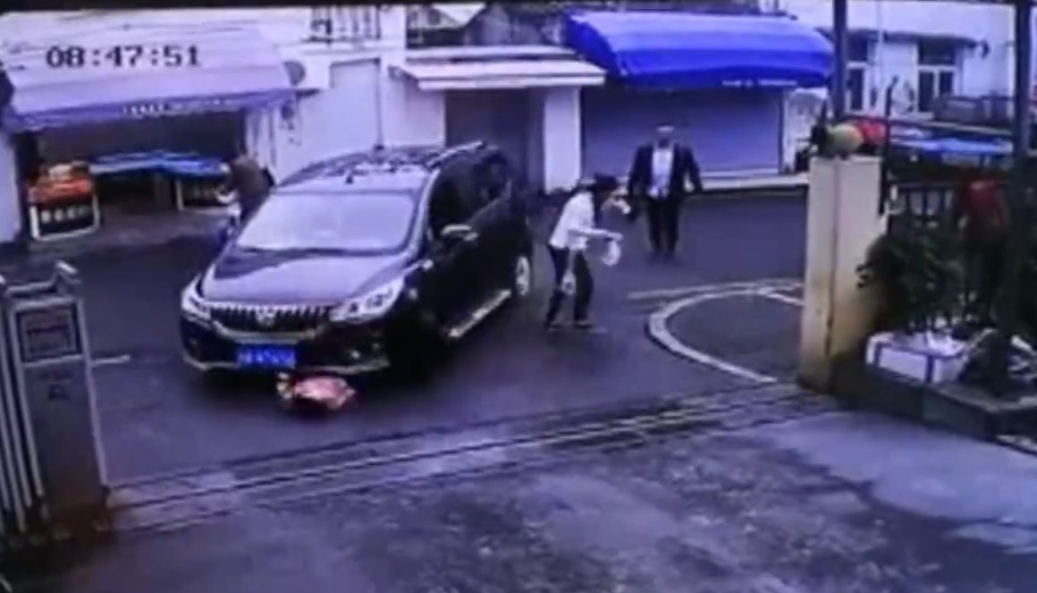 Çin'de otoparka giren araba 3 yaşındaki kızı ezdi