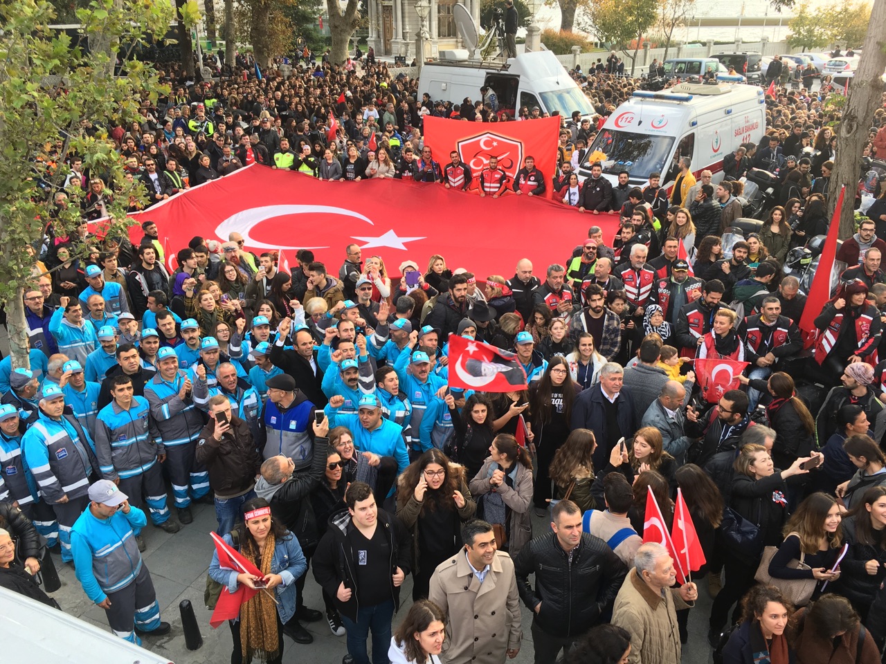 Beşiktaş'ta 1094 metrelik dev Türk Bayrağı'yla tören yapıldı
