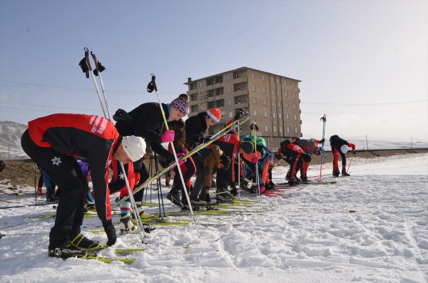 Hakkari'de kayak sporu ilgi görüyor