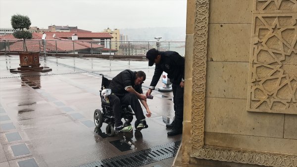 Tekerlekli sandalyedeki engelliye polis abdest aldırdı