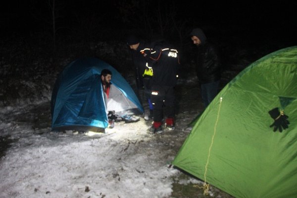 Aileleri ulaşamadı: Çadırda uyurken bulundular