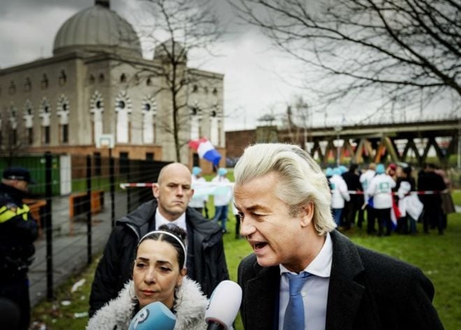 Hollandalı ırkçı Wilders'ten cami bahçesinde propaganda