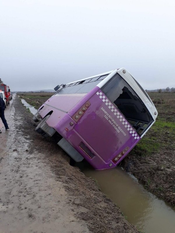 Sakarya'da yolcu midibüsü su kanalına devrildi: 4 yaralı