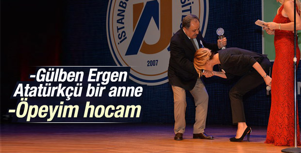 Gülben Ergen ödül töreninde rektörün elini öptü
