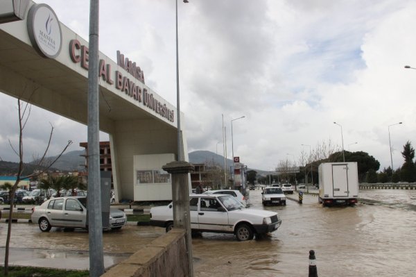 Manisa-İzmir yolunu su bastı