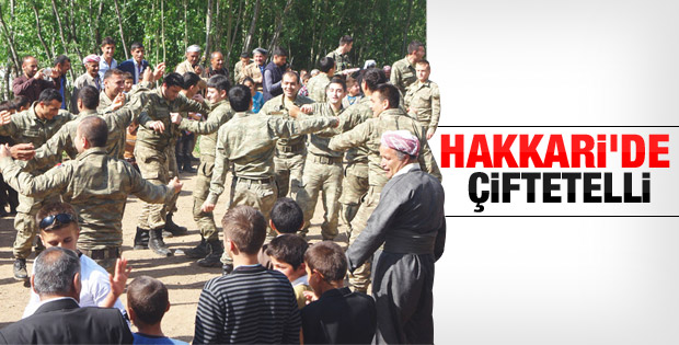 Mehmetçik Hakkari'de düğüne katıldı