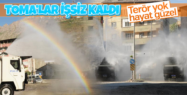 TOMA'lar bu kez Hakkari caddelerini yıkadı