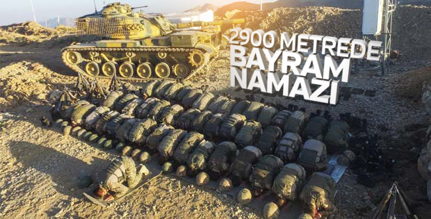 Hakkari'de 2 bin 900 metrede Mehmetçikten bayram namazı