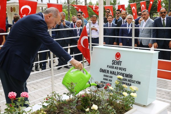 Erdoğan'dan Ömer Halisdemir'in kabrine ziyaret