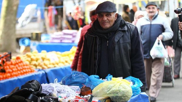 'Lüleburgazlı Zeki Müren' şarkılarıyla pazarın neşesi