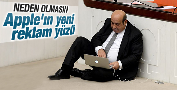 Hasip Kaplan Meclis'te telefonunu karıştırırken..