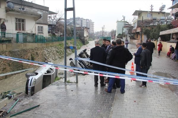 Hatay'da sağanak sonrası araçlar dereye yuvarlandı