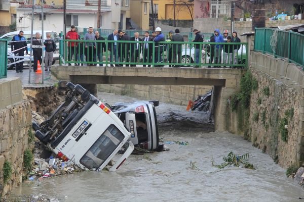 Hatay'da sağanak sonrası araçlar dereye yuvarlandı