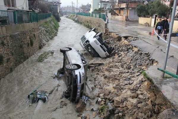 Hatay'da sağanak sonrası araçlar dereye yuvarlandı