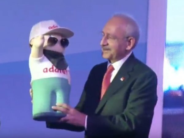 Kemal Kılıçdaroğlu'na kukla hediyesi