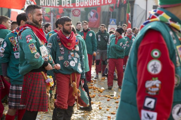 İvrea festivalinde portakal savaşları başladı